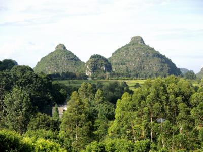 中国　貴州・広西2018　水迸り、大地起つ････（5）名前どおりの美乳　双乳峰