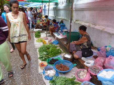 ツアー集合時間までまだ時間があるから、朝市へ寄り道