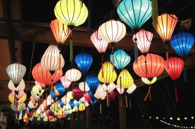 よこはまズーラシアの昼と夜（１）動物園いろいろ：ベトナムランタンと動物バルーンのあるナイトズーラシアに惹かれて