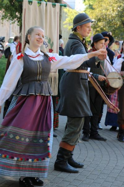 ライラック咲き、アコーディオンの音色流れるヘルシンキ＆バルト三国の旅（７）5月のお祭り期間は、美しい民族衣装がヴィリニュスの街を彩ります(^^♪