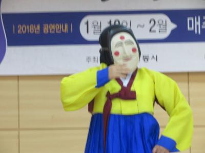 韓国　「行った所・見た所」　安東河回マウルに入って仮面劇を見る