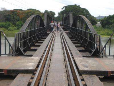 クウェー川と、その鉄橋周辺を見て、泰緬鉄道について、考えてみました。