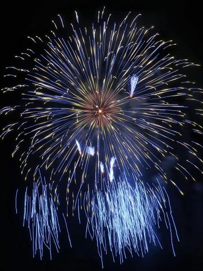 神明の花火-5　特大スターマイン　紫陽花の色狙い　☆2秒の光跡を追って手持ち撮影