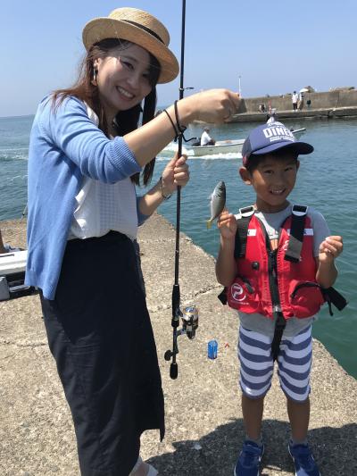 お母さんと初めての海釣り体験