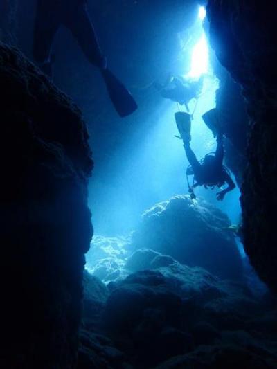 久米島と沖縄本島（１９）慶良間ブルーの世界へ。洞窟ダイビングではゆらめく太陽のスポットライト