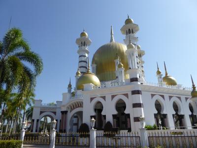 イポーからショートバストリップ　マレーシアで一番美しいというクアラカンサーのウブディアモスクと洞窟寺院ペラ・トン