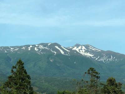 残雪の鳥海山山頂