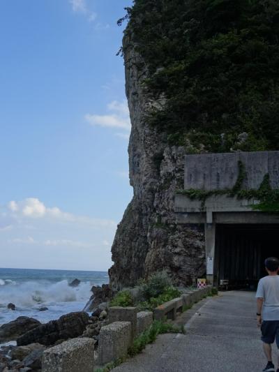 ダブル台風と一緒に、長浜・福井・能登で車中泊（12/17）曽々木海岸、塩田村、禄剛崎灯台・・能登の海岸のアミューズメント