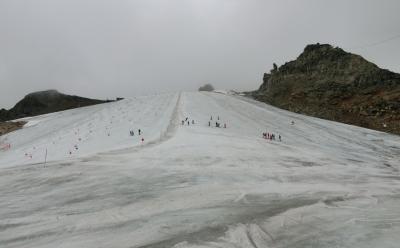 氷河で夏スキー