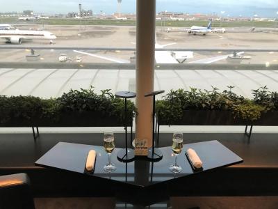 ハワイ ① 羽田空港国際線旅客ターミナルの110番ゲート付近の『ANA SUITE LOUNGE（ANAスイートラウンジ）』内の「DINING h」＆『ANA LOUNGE（ANAラウンジ）』、111番ゲート付近のクレジットカード会社ラウンジ『SKY LOUNGE（スカイラウンジ）』、羽田空港の「ダイニングh」で専属シェフによるフルコースのディナーを堪能 (^^♪