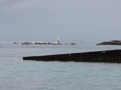 Air Nuigini TKK airport 着陸失敗で海に突っ込み