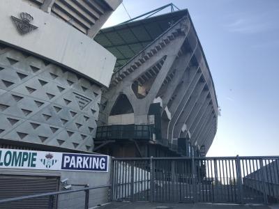 スペイン　セビリア　サンタフスタ駅から2駅　Sevilla-Virgen del Rocio駅まで乗車し　そのあと徒歩で　ベティス乾が在籍する　エスタディオ・ベニート・ビジャマリンへ