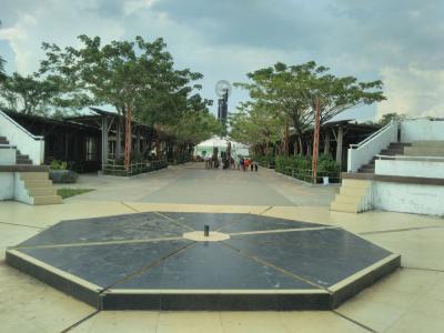 弾丸インドネシア1807　「エクアドル、ウガンダに続いて、3ヶ国目の赤道記念碑を訪れました。」　　　～ポンティアナック～　　　　