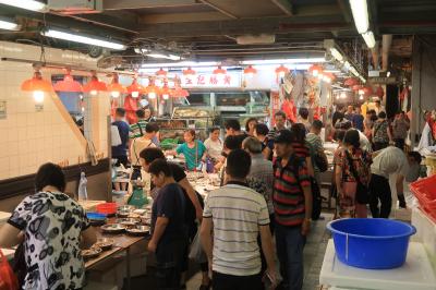 香港★荃灣日記　街市でエビとイカ購入　おやつは激安パイナップルパン　～楊屋道街市～