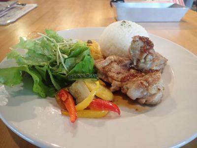 秋の沖縄本島と石垣島（２４）ランチは島フレンチバルでやんばる鶏のソテー。ディナーはロコモコ丼