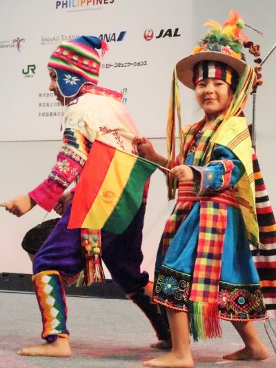 ツーリズムEXPO17　南米/ボリビア3/5　民族舞踊-子連れ両親？　☆派手な民族衣装で飾り