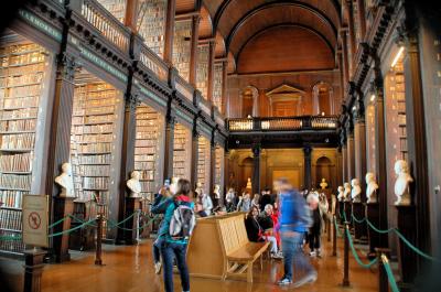 ダブリン大学のトリニティー・カレッジで旧図書館を見学