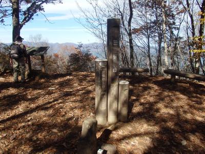 紅葉を見に三頭山に登りました