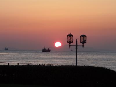 舞子公園から明石海峡大橋越しに沈む夕陽を眺める。絶景です。しずかな夕方を過ごしました。