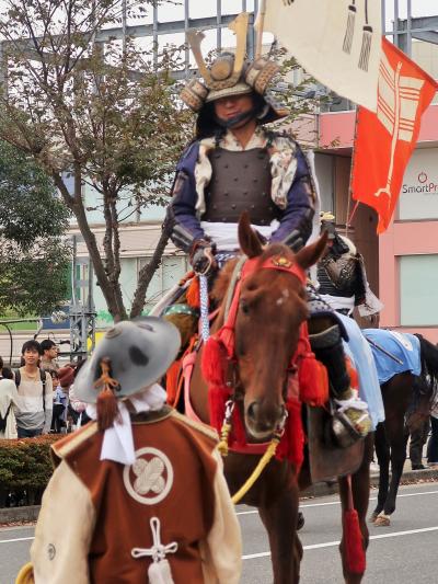 鎌ケ谷市民まつり-3　相馬野馬追＝騎馬武者隊　市役所向け出陣　☆旗指物をなびかせて