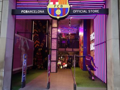 バルセロナで第一に行くところ。それは，FCバルセロナのオフィシャル・ショップ。メッシのユニフォームを買いに。