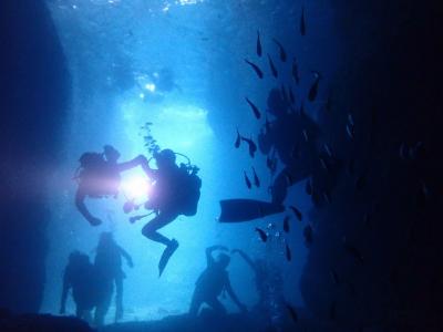 冬でも暖かい沖縄へ（１７）真栄田岬・青の洞窟ダイビング。青をバックに撮るダイバーのシルエットも美しく