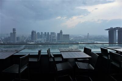 土砂降りだけど熟女2人は超高層でクラフトビール♪オフィス街のホーカーセンターでサテーも　懲りずにシンガポール2018年9月の旅3-2