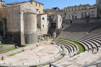 スポレート　ローマ劇場からアルボルノツィアーナ要塞へ