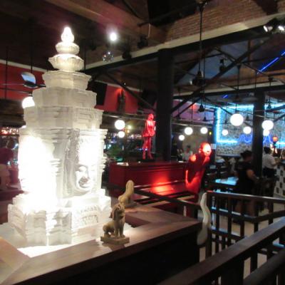 「日本語ガイドトムさん」とレクサスで一日アンコール満喫ツアー。夜のパブストリートもね