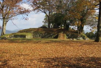 2018秋、奈良の続百名城(2/6)：宇陀松山城(2)：本丸跡、天守台跡、石垣、麓の眺望