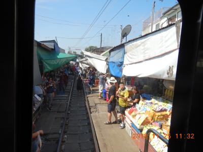 amazing　THAILAND！　（９）メークロン駅からメークロン線に乗車、最後尾の車掌室からVideo撮影・・・