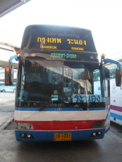 ラノーンからバンコクに戻る昼間のバスの選択で、大きな失敗をしてしまいました。