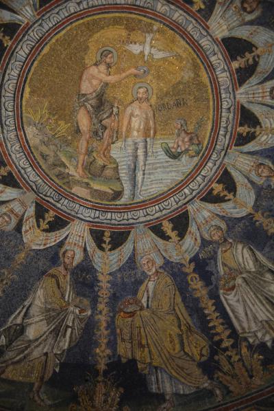 ラヴェンナ　ドゥオーモ　モザイクの12使徒があるネオニアーノ洗礼堂