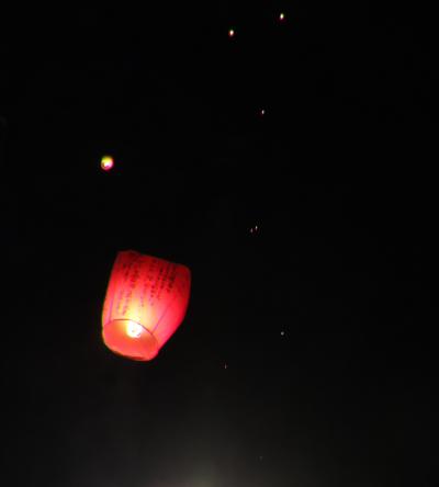 九分の茶房でお茶を飲んで夜景を楽しんだ後、十分で夜空に願いを込めて天燈上げを楽しむ