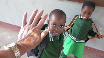 南部アフリカ、ジンバブエ現地学校訪問