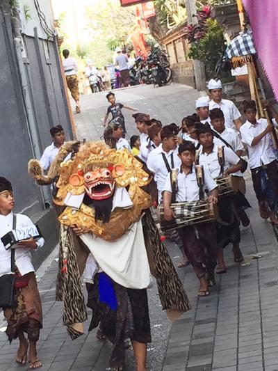 今日は大きな儀礼祭、クニンガン