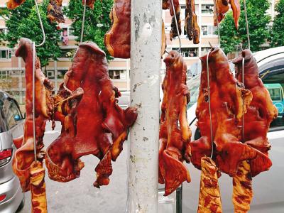 香港★荃灣日記　さて年末年始は何して過ごそうかな？　ん？豚の頭発見！