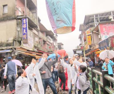 &#10122;２回目の台湾　十分で天燈　雨空に高く上がれ!