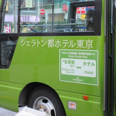 白金通りはひっそり。シェラトン都ホテル東京のラウンジはぎっしり。