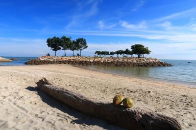 1歳3か月の娘と年越しペナン4★空の青さが印象的だった朝のビーチ散歩　～Mercure Penang Beach～