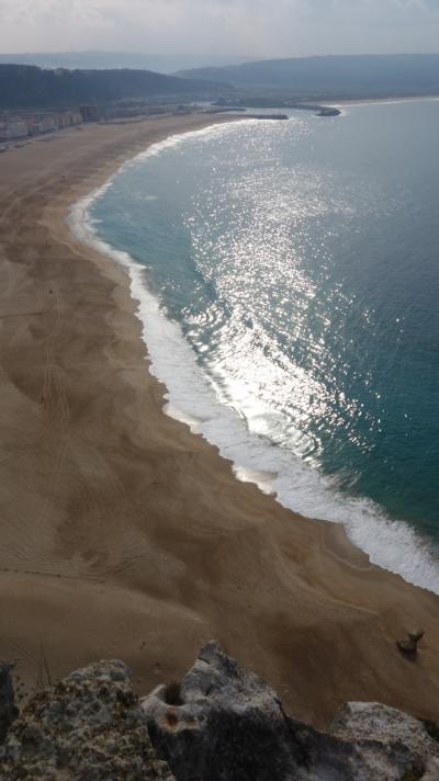 シティオ地区の展望台からナザレの海岸を見下す。絶景です。