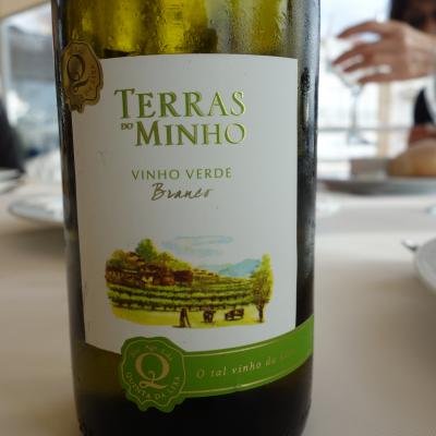 ナザレのランチは「緑ワイン」とタコ料理。おいしかった。