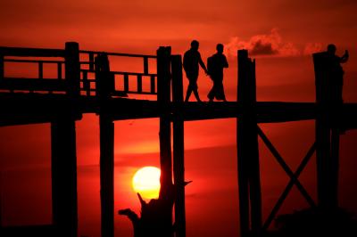 ミャンマー 黄金の三角形の旅 1 マンダレー・ウーベイン橋からの夕日