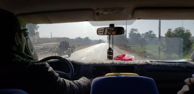 ボコボコの田舎道…