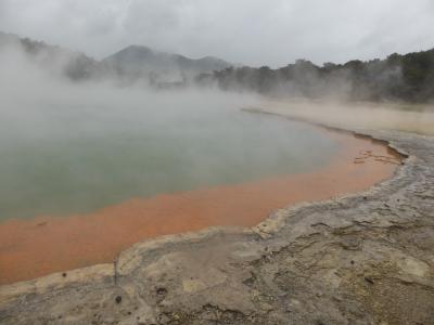 ワイオタプとフカ滝　カラフルなニュージーランドの自然