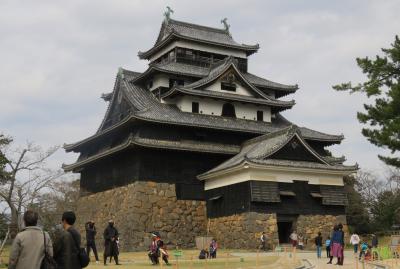 2018春、山陰の名城(6/24)：3月18日(6)：松江城(2)：国宝天守、井戸跡、鯱、松江市街