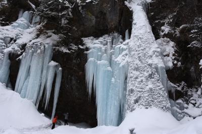 最近人気の氷瀑「庵滝」へ雪山ハイキング　（日光1日目）