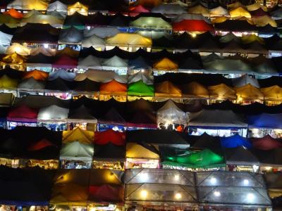 バンコク旅行「鉄道市場（タラートロッドファイ・ラチャダー）」の絶景スポット