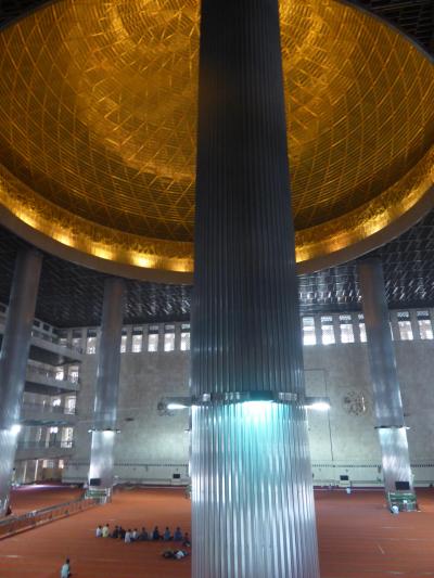 4歳娘を連れてジャカルタ・クチン・シンガポール7日間の旅3-モナスもモスクも一苦労