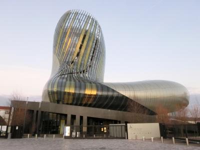 ボルドーの新名所・ワイン博物館『Cite du Vin』に寄り道。